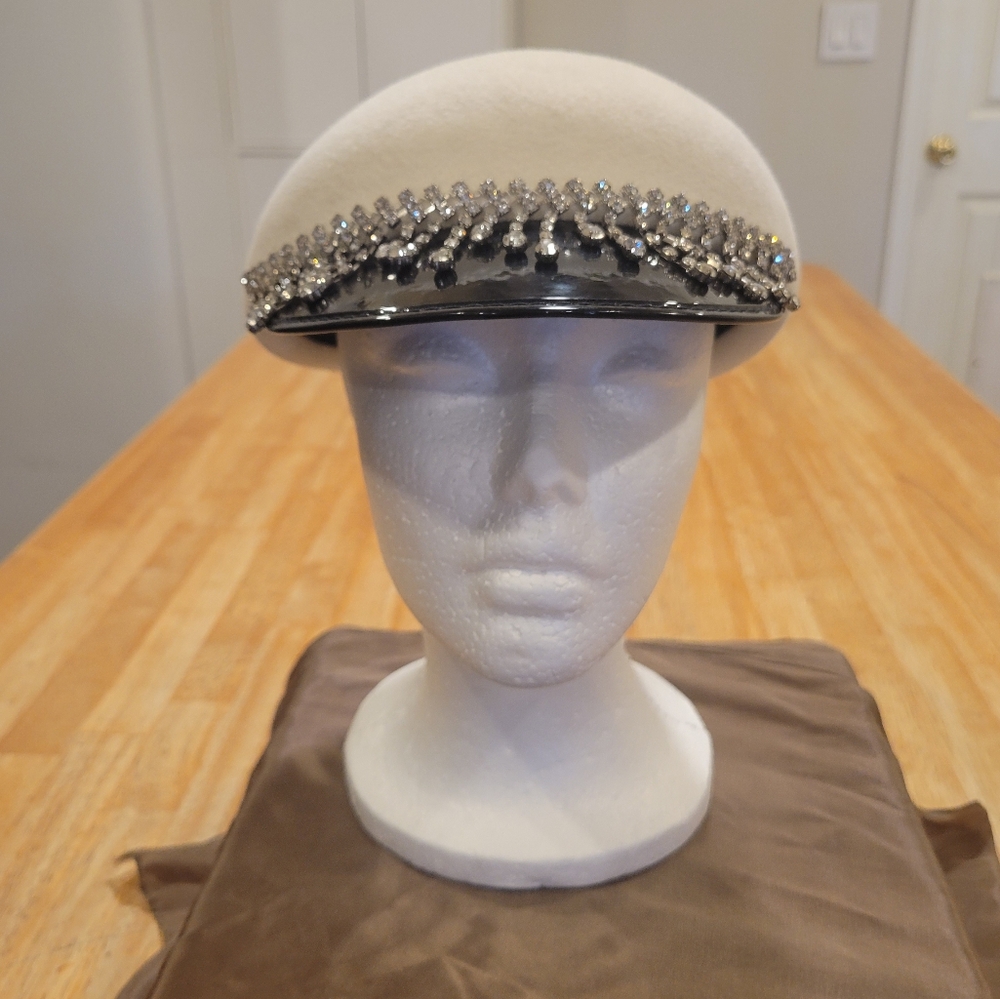 ⚫️◽️EUC~ CRYSTAL FRINGE CADET CAP